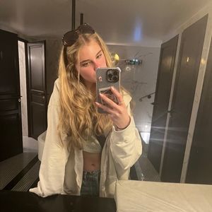 Meet your Posher, Ava